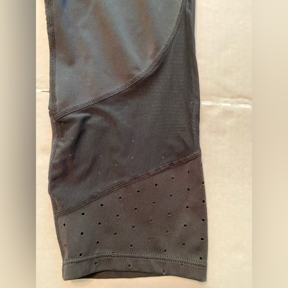 Athleta Laser Mesh Sonar Capri Tights Size Medium Black Yoga Running Leggings - Picture 5 of 7
